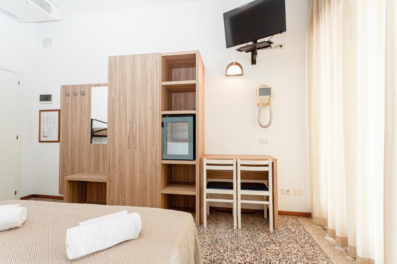 Hotel Admiral Cesenatico Exteriör bild